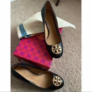 Tory Burch Chelsea Wedge Medallion Pump